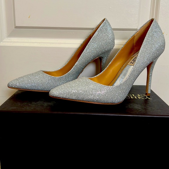 Elegant Badgley Mischka Ponder pointed toe pumps. - Picture 3 of 7